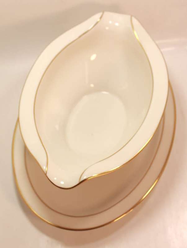 Noritake `Caledonia` 7091 Gravy Boat with Attached Underplate Made In Japan
