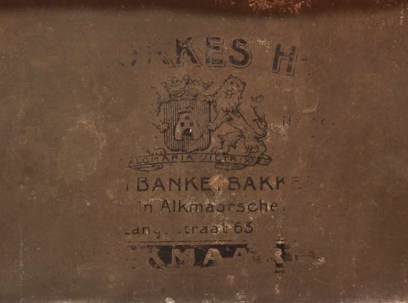 Antique BanketBakkerij Langestraat 63 Alkmaar, Alkmaarsche Jongens Biscuit Tin