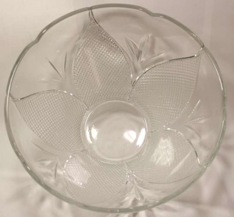 Classic Style Glass Fruit Bowl with Petal Pattern