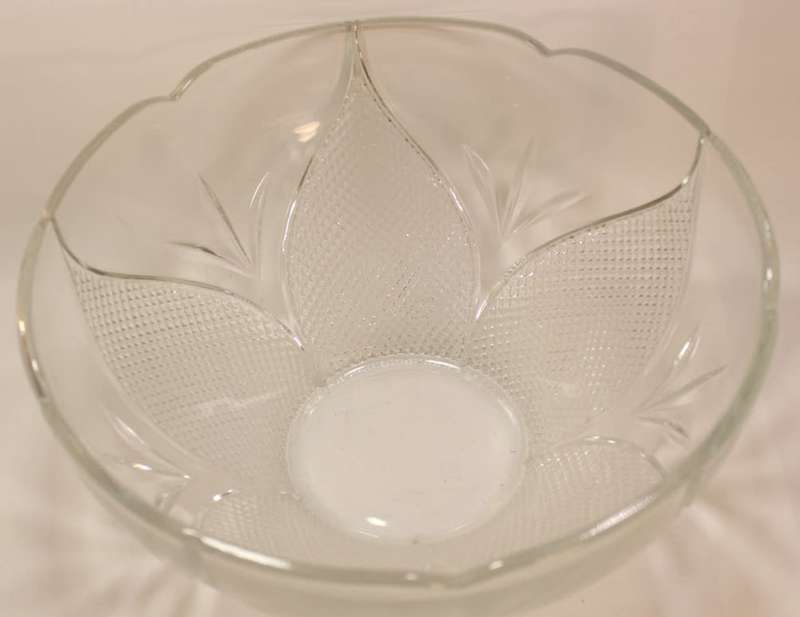 Classic Style Glass Fruit Bowl with Petal Pattern