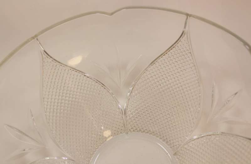 Classic Style Glass Fruit Bowl with Petal Pattern