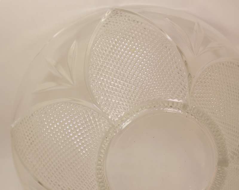 Classic Style Glass Fruit Bowl with Petal Pattern