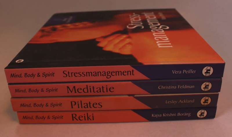 4 x Mind, Body and Spirit Books Dutch Language(Stressmanagement, Meditatie, Reiki, Pilates)