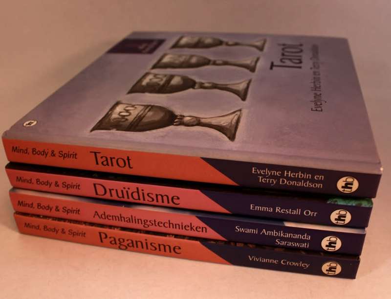 4 x Mind, Body and Spirit Books Dutch Language(Tarot, Druidisme,Paganisme, Adamhalingstechnieken)