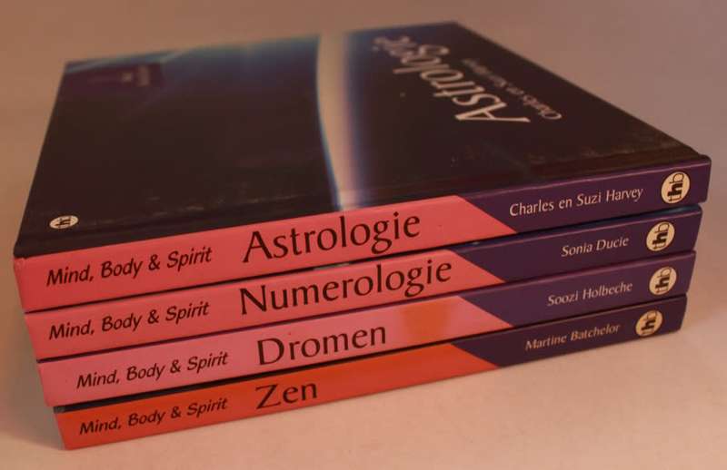 4 x Mind, Body and Spirit Hardcover Books Dutch Language(Zen, Astrology,Nemerology, Dromen)