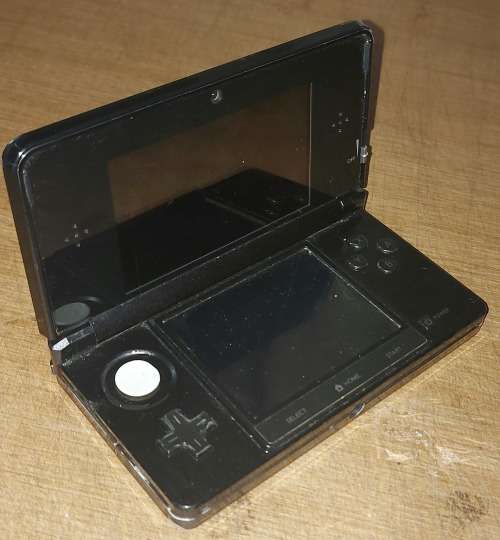 NINTENDO 3DS WITH CHARGER : BLACK
