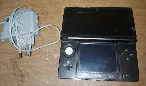 NINTENDO 3DS WITH CHARGER : BLACK