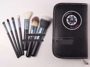 M.A.C Hello Kitty Limited Edition 7pcs Makeup Brush Set