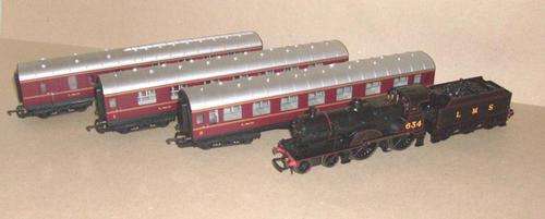 Hornby 00/HO Train Pack LMS 2P and 3 LMS Coaches- USED - With original Box Code R2172