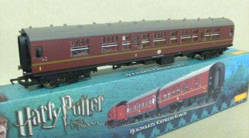 Hornby  00/HO  3 x Hogwarts Express Coaches 2 x Composite Code 4208A and 1 x Brake Code 4309A NEW