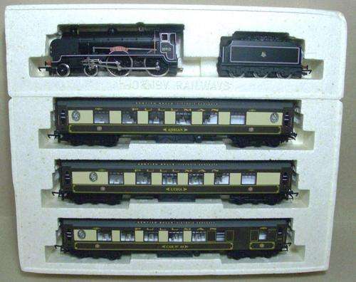 Hornby 00/HO Schools Class Locomotive  - Downside and  3 x Pullman Coaches - NEW Code - R2079
