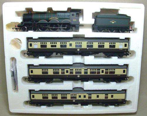 Hornby 00/HO DCC Ready Locomotive - Trematon Castle and 3 Mk1 coaches - DCC  READY - R2372 NEW