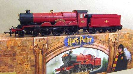 Hornby  00/HO  R2284 Locomotive -  Castle Class -  Hogwarts Express -  New