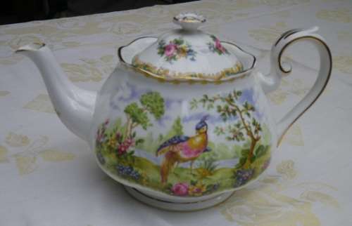 EXQUISITE, RARE ROYAL ALBERT BLUE 'CHELSEA BIRD"  LARGE TEAPOT. Reg. No: 839184