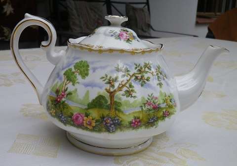 EXQUISITE, RARE ROYAL ALBERT BLUE 'CHELSEA BIRD"  LARGE TEAPOT. Reg. No: 839184