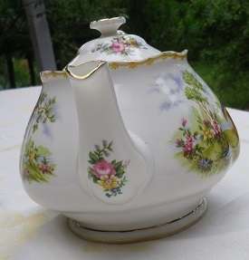 EXQUISITE, RARE ROYAL ALBERT BLUE 'CHELSEA BIRD"  LARGE TEAPOT. Reg. No: 839184