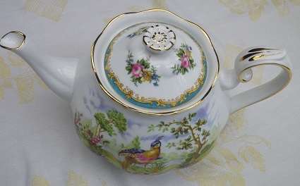 EXQUISITE, RARE ROYAL ALBERT BLUE 'CHELSEA BIRD"  LARGE TEAPOT. Reg. No: 839184