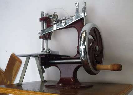 Fantabulous! RARE. Vintage 1940/1950s miniature ESSEX manual sewing machine. Original box Working.