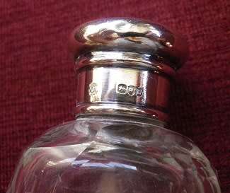 Hallmarked Sterling Silver lidded Vintage panel cut glass cologne/perfume travelling bottle. London