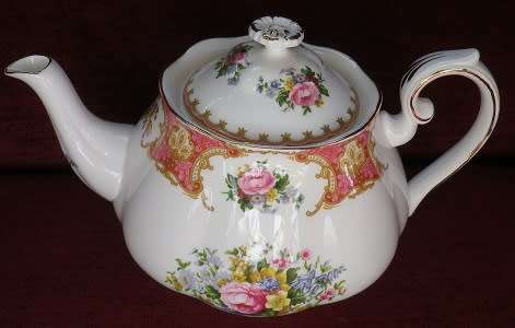 Exquisite rare ROYAL ALBERT "LADY CARLYLE"  medium size teapot. Excellent condition.