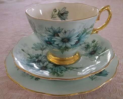 Exquisite unusual ROYAL ALBERT BONE CHINA TRIO. MISTY BLUE AQUA DAISIES ON AQUA BACKGROUND 1975-1980