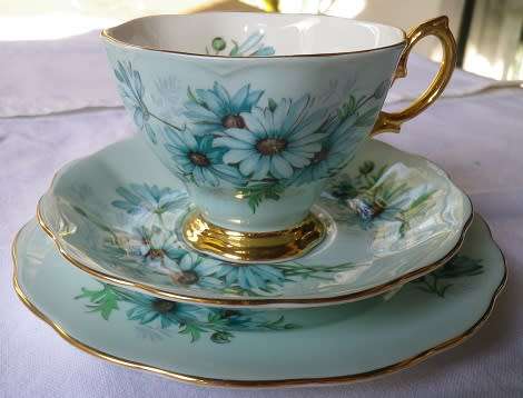 Exquisite unusual ROYAL ALBERT BONE CHINA TRIO. MISTY BLUE AQUA DAISIES ON AQUA BACKGROUND 1975-1980