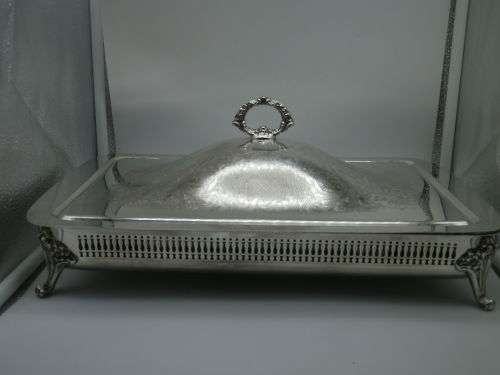 LARGE LIDDED RECTANGULAR SILVER PLATED SERVING BOWL 4 ORNATE FEET & OVEN PROOF GLASS LINER 40x25 cm