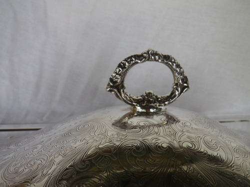 LARGE LIDDED RECTANGULAR SILVER PLATED SERVING BOWL 4 ORNATE FEET & OVEN PROOF GLASS LINER 40x25 cm