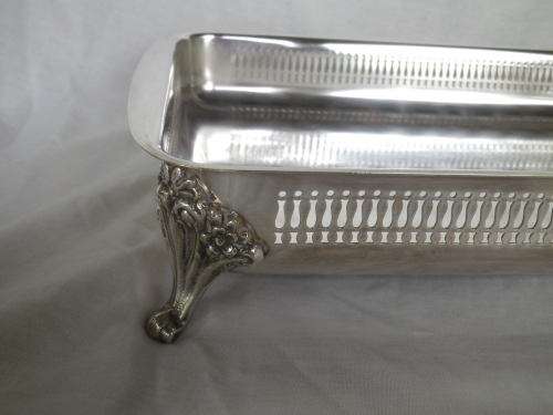 LARGE LIDDED RECTANGULAR SILVER PLATED SERVING BOWL 4 ORNATE FEET & OVEN PROOF GLASS LINER 40x25 cm