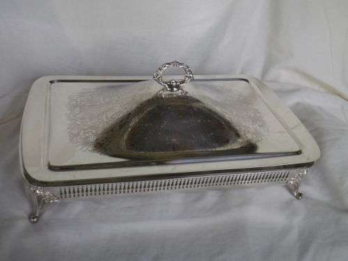 LARGE LIDDED RECTANGULAR SILVER PLATED SERVING BOWL 4 ORNATE FEET & OVEN PROOF GLASS LINER 40x25 cm