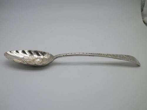 Hallmarked Silver Berry Spoon. George III. London 1784/5 George Smith 59.5 g 20.8 cm
