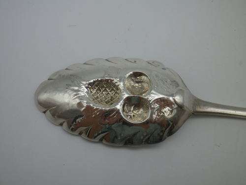 Hallmarked Silver Berry Spoon. George III. London 1784/5 George Smith 59.5 g 20.8 cm