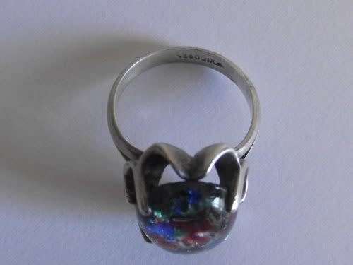 MEXICAN STERLING SILVER and  MULTI-COLOURED GLASS RING. 8.7grms. Size: Q