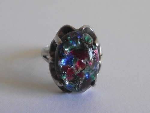 MEXICAN STERLING SILVER and  MULTI-COLOURED GLASS RING. 8.7grms. Size: Q