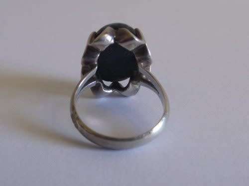 MEXICAN STERLING SILVER and  MULTI-COLOURED GLASS RING. 8.7grms. Size: Q