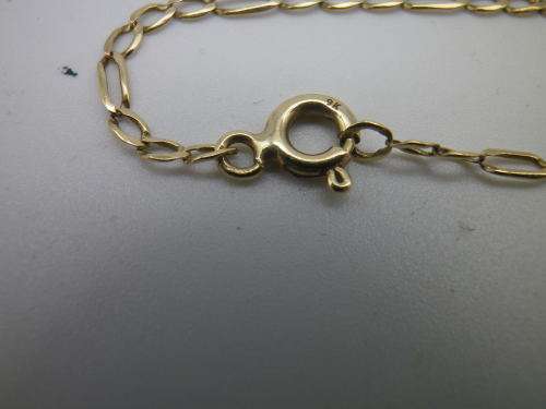 Dainty 9ct yellow flat link gold bracelet. 19 cm long 0.9grm