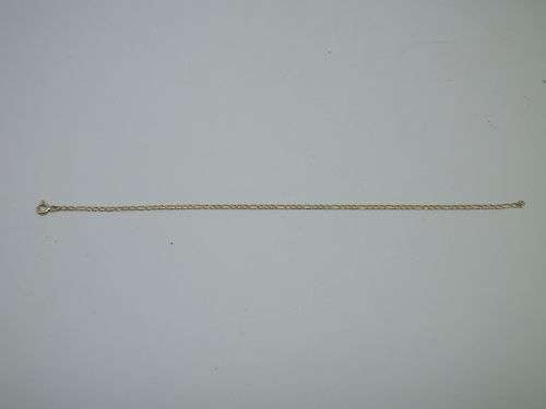 Dainty 9ct yellow flat link gold bracelet. 19 cm long 0.9grm