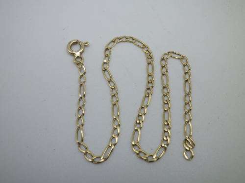 Dainty 9ct yellow flat link gold bracelet. 19 cm long 0.9grm