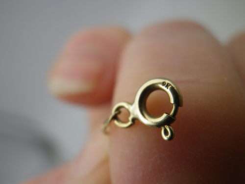 Dainty 9ct yellow flat link gold bracelet. 19 cm long 0.9grm