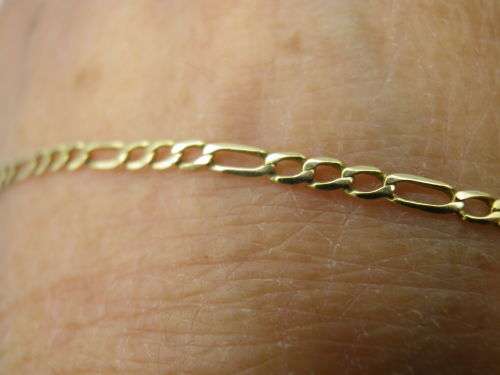 Dainty 9ct yellow flat link gold bracelet. 19 cm long 0.9grm