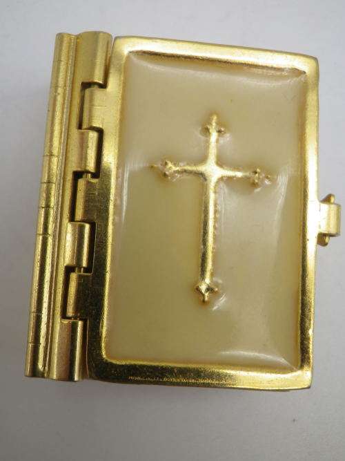 Teeny Tiny Illustrated New Testament Bible in Shape of book.3.5 x 3 x 1.5 cm RARE!