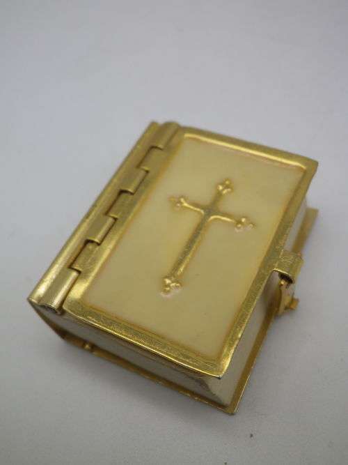 Teeny Tiny Illustrated New Testament Bible in Shape of book.3.5 x 3 x 1.5 cm RARE!