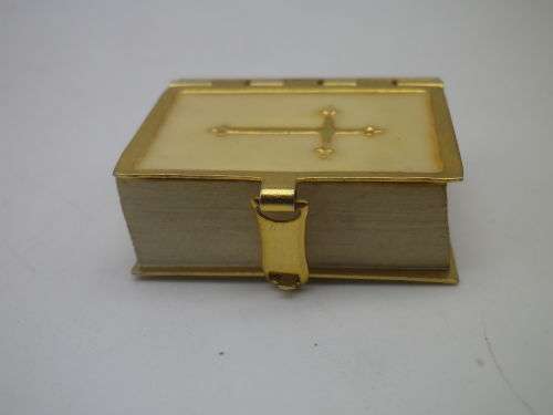 Teeny Tiny Illustrated New Testament Bible in Shape of book.3.5 x 3 x 1.5 cm RARE!
