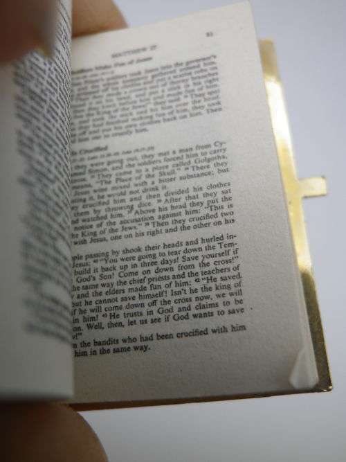 Teeny Tiny Illustrated New Testament Bible in Shape of book.3.5 x 3 x 1.5 cm RARE!