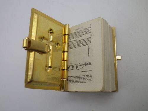 Teeny Tiny Illustrated New Testament Bible in Shape of book.3.5 x 3 x 1.5 cm RARE!