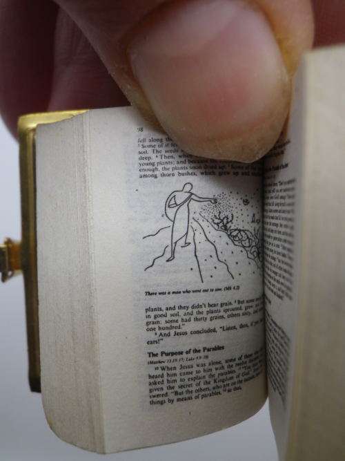 Teeny Tiny Illustrated New Testament Bible in Shape of book.3.5 x 3 x 1.5 cm RARE!
