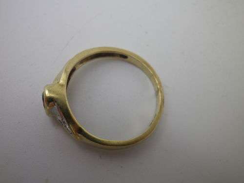 Beautiful 9ct Yellow Gold, Amethyst and diamond ring Size N