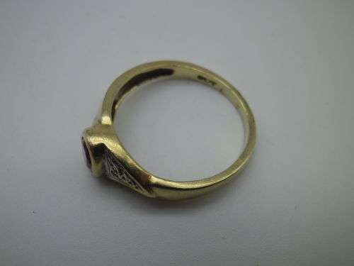 Beautiful 9ct Yellow Gold, Amethyst and diamond ring Size N