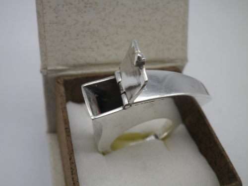 Poison Ring!  Sterling Silver, with secret compartment. Size T. 18 grms Huge & Chunky