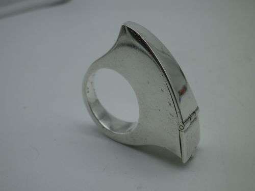 Poison Ring!  Sterling Silver, with secret compartment. Size T. 18 grms Huge & Chunky